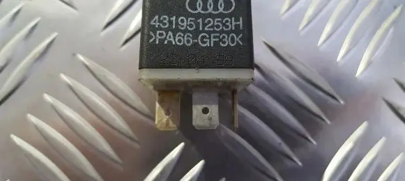 Volkswagen PASSAT B3 Other relay 431951253H