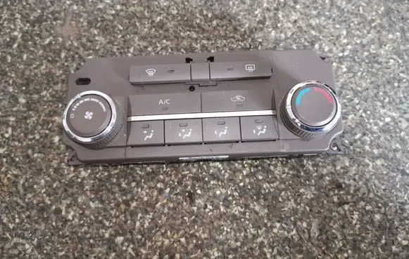 Nissan Quest Climate control unit 27500ZM70B
