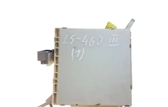 Lexus LS 460 - 600H Fuse module 8273050471 747005720W 0805130380