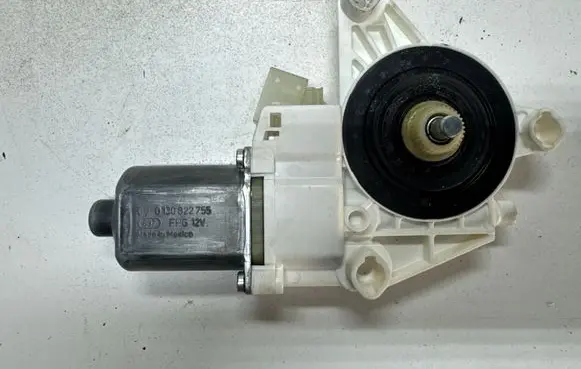 Mercedes-Benz GL X166 Front door window regulator motor 0130822755
