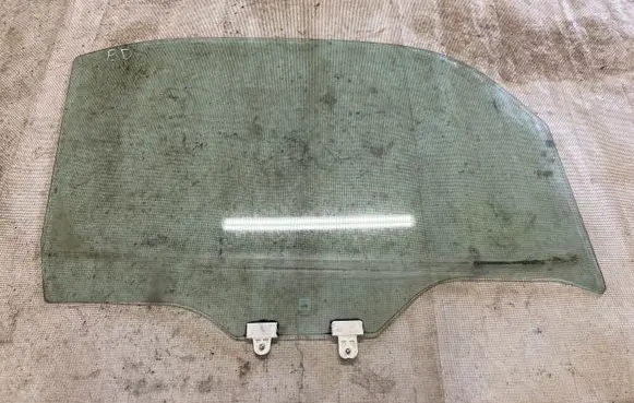 Nissan Cube Z12 Front door window glass four-door