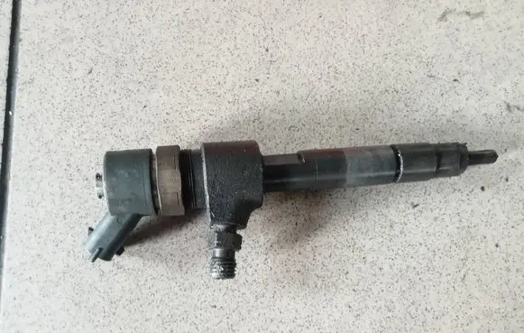 Opel Astra H Fuel injector 0445110276