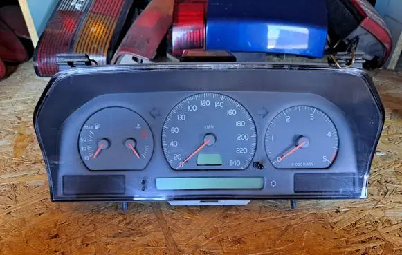Volvo S70 V70 V70 XC Speedometer (instrument cluster) 9472523 69294240T 9472725