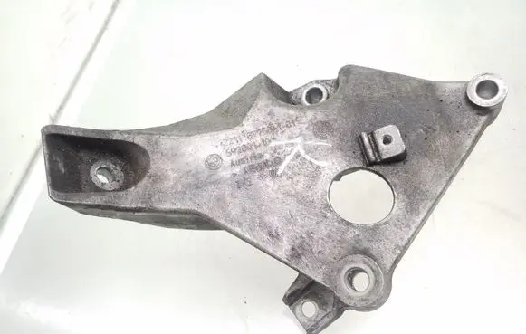 BMW 1 E81 E87 Engine mounting bracket 6775041