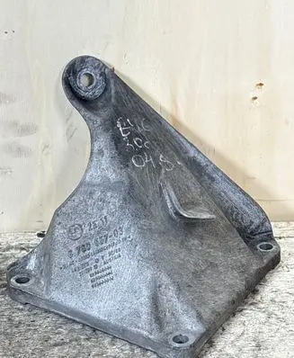 BMW 3 E46 Engine mounting bracket 6760557 22116760557