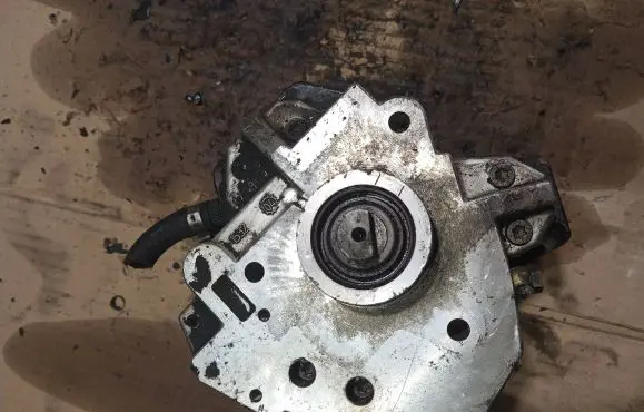 Volvo V70 Fuel injection high pressure pump 8689591