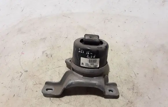 Volvo S60 Engine mount bracket 31330135