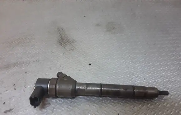 Hyundai i30 Fuel injector 338002A400