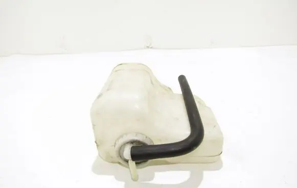 Mitsubishi Pajero Windshield washer fluid reservoir/tank