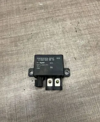 Mercedes-Benz E W211 Glow plug pre-heat relay A0025423819 V23132A2001X14