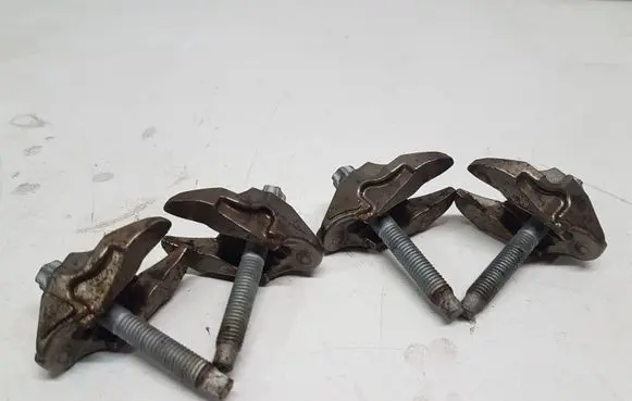 Peugeot 3008 II Fuel Injector clamp holder 1613181280 1982G5 9801927080