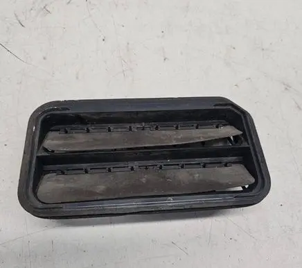 Quarter panel pressure vent