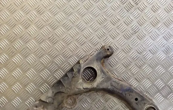 Volkswagen PASSAT B4 Front lower control arm/wishbone 357407157