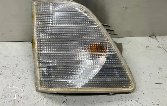 Mercedes-Benz E W210 Front indicator light 9018200221