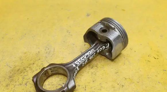 Peugeot 407 Piston with connecting rod