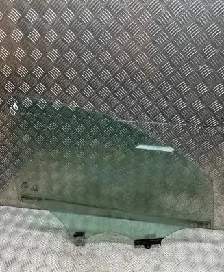 Hyundai Tucson TL Front door window glass four-door