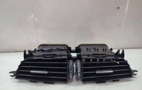 Mercedes-Benz C W204 Dash center air vent grill A2048308454