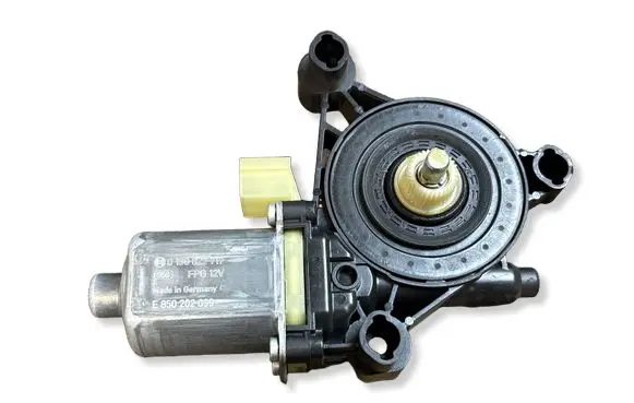 Volkswagen Golf VII Front door window regulator motor 0130822717