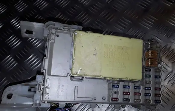 Toyota Corolla Verso E121 Fuse module 8264113050 2323000241