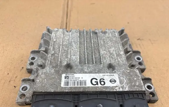 Nissan Juke I F15 Engine control unit/module 237101KB4A SID307 S180153133A