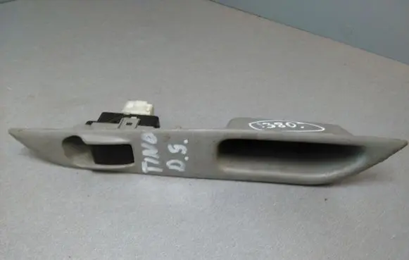 Nissan Almera Tino Electric window control switch 82960B000