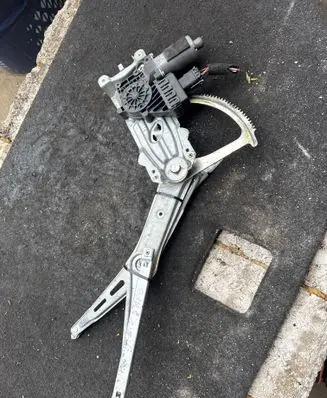 Opel Zafira B Front door window regulator with motor A337013132220