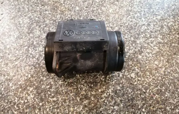 Volkswagen PASSAT B4 Mass air flow meter 074906461