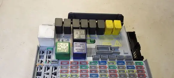 Opel Zafira A Fuse module 24412497 034470122443372809114583 24431577