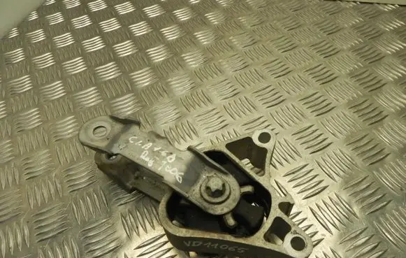 Mercedes-Benz CLA C117 X117 W117 Engine mount bracket A2462400809 VD11065
