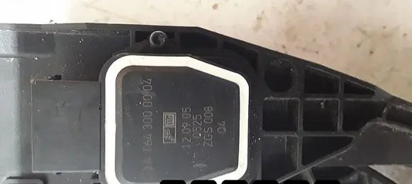 Mercedes-Benz ML W164 Accelerator throttle pedal A1643000004