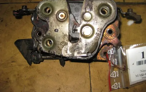 Nissan Prairie Front door lock