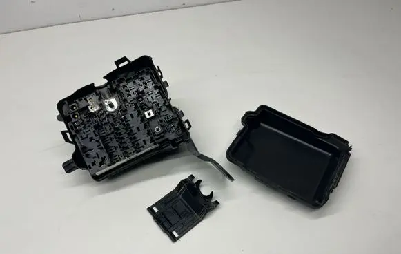 Peugeot 208 I Fuse module 9804848480 9671924480 9672634580