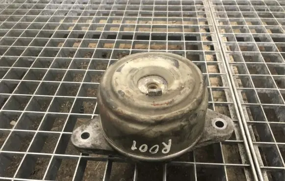 Mercedes-Benz C W204 Engine mount bracket A2042401517