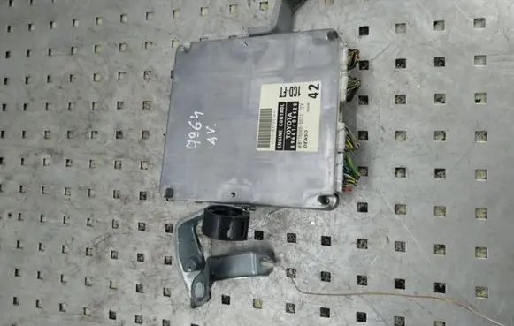 Toyota Avensis T220 Engine control unit/module 8966105420 MB1758005031