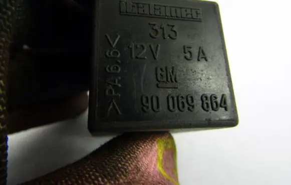 Opel Zafira A Window wiper relay 90069864