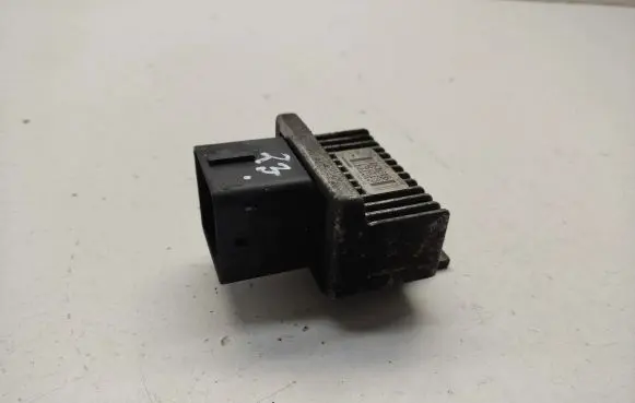 Mercedes-Benz A W176 Glow plug pre-heat relay 110678071R