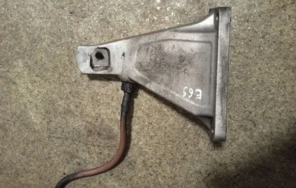 BMW 7 E65 E66 Engine mounting bracket 6758420 13807410 0727