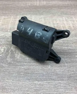 Audi A4 S4 B6 8E 8H Air flap motor/actuator 0132801306 663634N