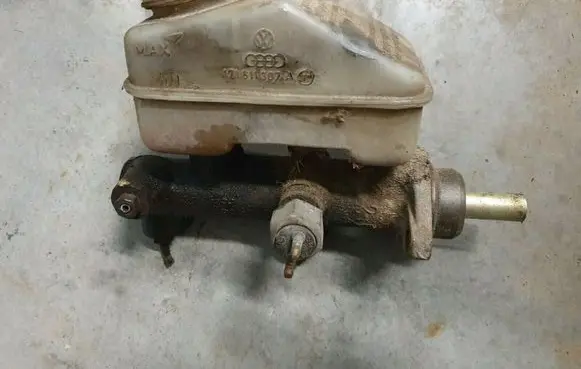 Volkswagen Golf I Master brake cylinder 171611387A