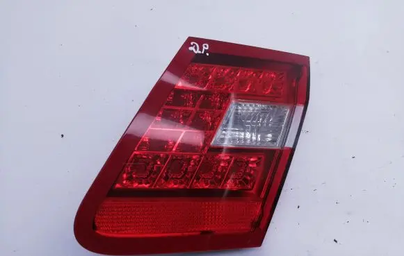 Tailgate rear/tail lights