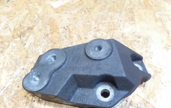 Opel Vectra C Engine mounting bracket 13112024