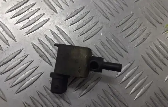 Volkswagen PASSAT B5.5 Vacuum valve 058906283