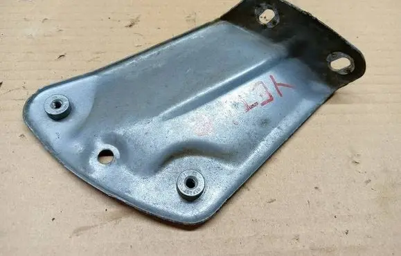 Skoda Yeti (5L) Fender mounting bracket 5L0821142