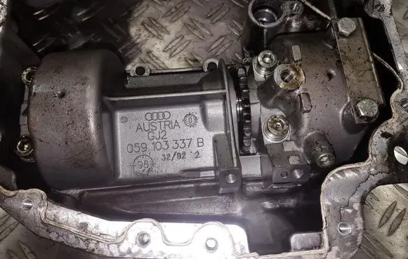 Audi A6 S6 C5 4B Oil pump 059103337B