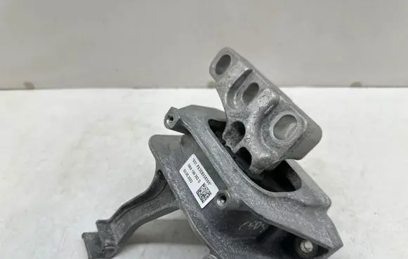 Volkswagen Caddy Engine mount bracket 5WA199262D
