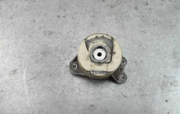 Mercedes-Benz C W205 Engine mount bracket 3618768