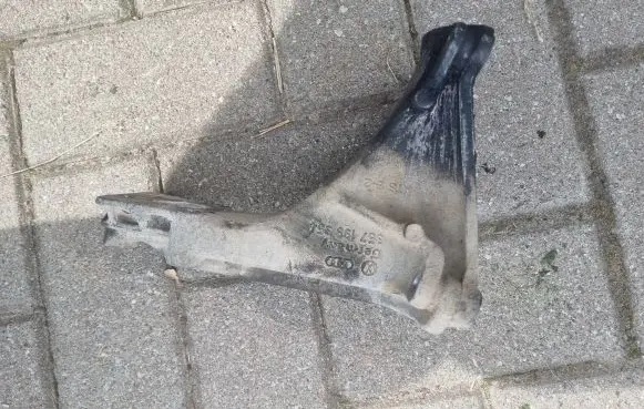 Volkswagen PASSAT B3 Engine mounting bracket 357199354