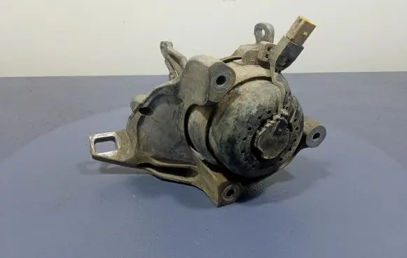 Engine mount vacuum valve