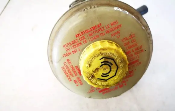 Audi 100 S4 C4 Brake fluid reservoir 
