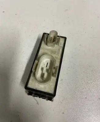 Volkswagen Golf III Coolant fan relay 357919506A 898719000